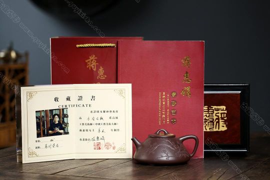 瓣生香獨(dú)傲寒，此梅難并眾梅看。 【